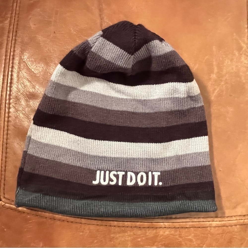 Nike reversible winter ski hat toque beanie. Unisex
